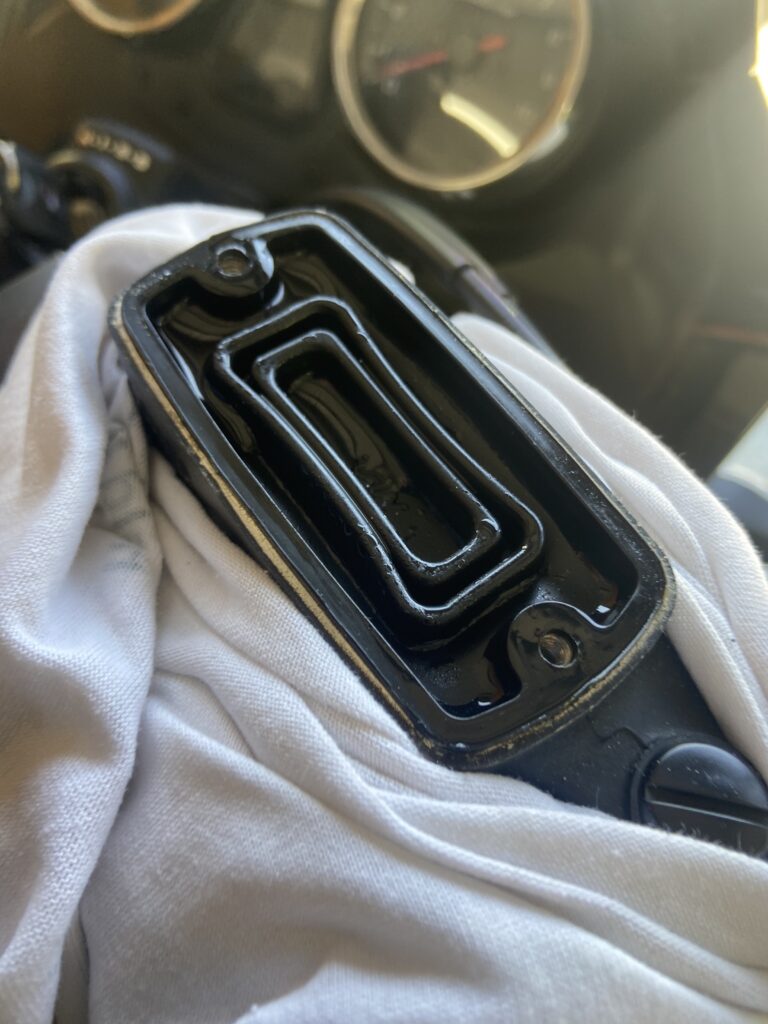 Photo of the master cylinder with the lid removed